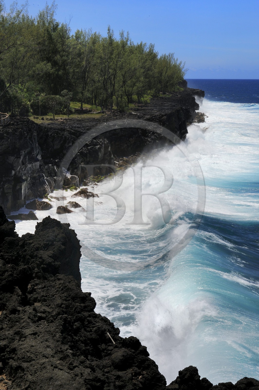 France, Ile de la Reunion, côte sud, Saint-Philippe, le Cap Méchant est situé le long d'une côte déchiquetée de roche volcanique frappée par la houle et typique de la région appelée Sud sauvage