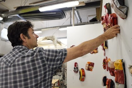 France, Alpes-Maritimes (06), Nice, La Station, espace d’art contemporain situé dans les anciens abattoirs, l'artiste Cédric Teisseire dans son atelier