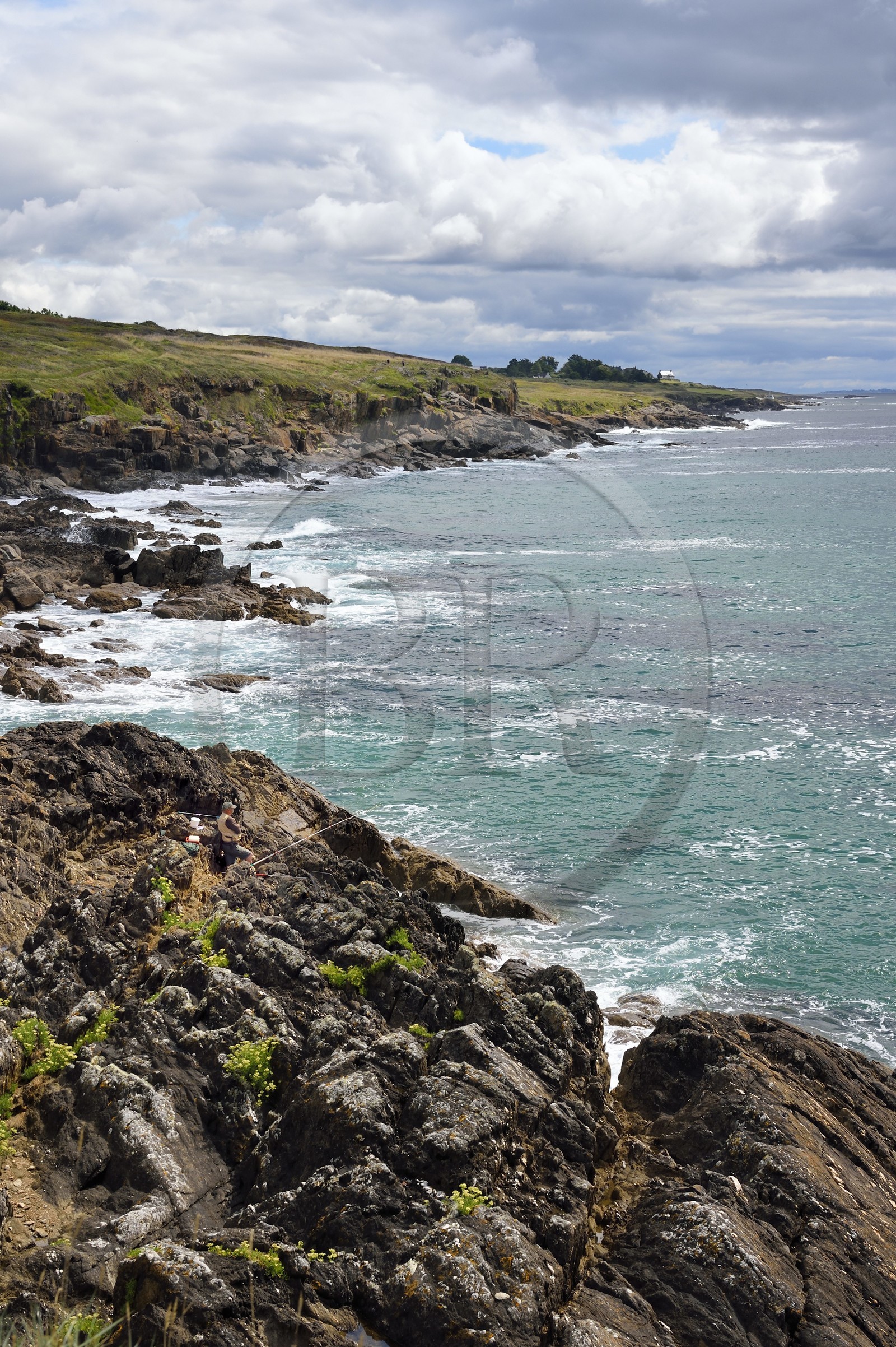 France, Finistère (29), Moelan-sur-Mer, le littoral entre Kerfany les Pins et la plage de Trenez sur le chemin de Grande Randonnée GR 34 ou sentier des douaniers, pecheur à la ligne France, Finistère (29), Moelan-sur-Mer, le littoral entre Kerfany les Pins et la plage de Trenez sur le chemin de Grande Randonnée GR 34 ou sentier des douaniers, pecheur à la ligne