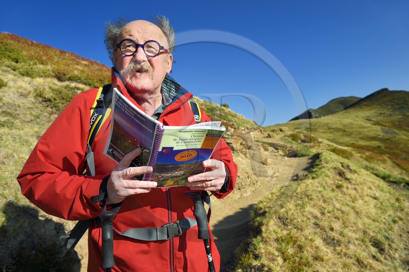 France, Cantal (15), Parc Naturel Régional des Volcans d'Auvergne, Le Lioran vers le col de Rombière dominant la vallée de l'Alagnon, Bernard Quinsat qui a imaginé dans les années 2000 la Via Arverna sur le chemin de Saint-Jacques de Compostelle et fondateur de la maison d’édition de guides Chamina
