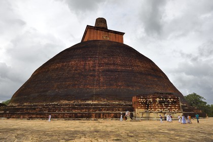 Sri Lanka, province du Centre-Nord, site d'Anuradhapura classé Patrimoine Mondial de l'UNESCO, capitale du Sri Lanka au IIIe siècle avant JC, grande stupa de Jethawan (dagoba de Jetavanarama) situé dans les ruines du monastère Jetavana