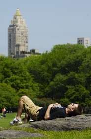 Etats-Unis, New York, Central park, farniente et sport le dimanche sur la pelouse The Sheep Meadow