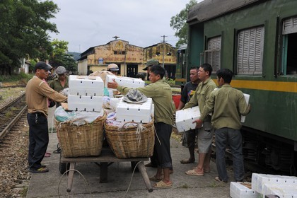 Vietnam, day train from Lao Cai to Hanoi, Yen Bai station, loading goods
