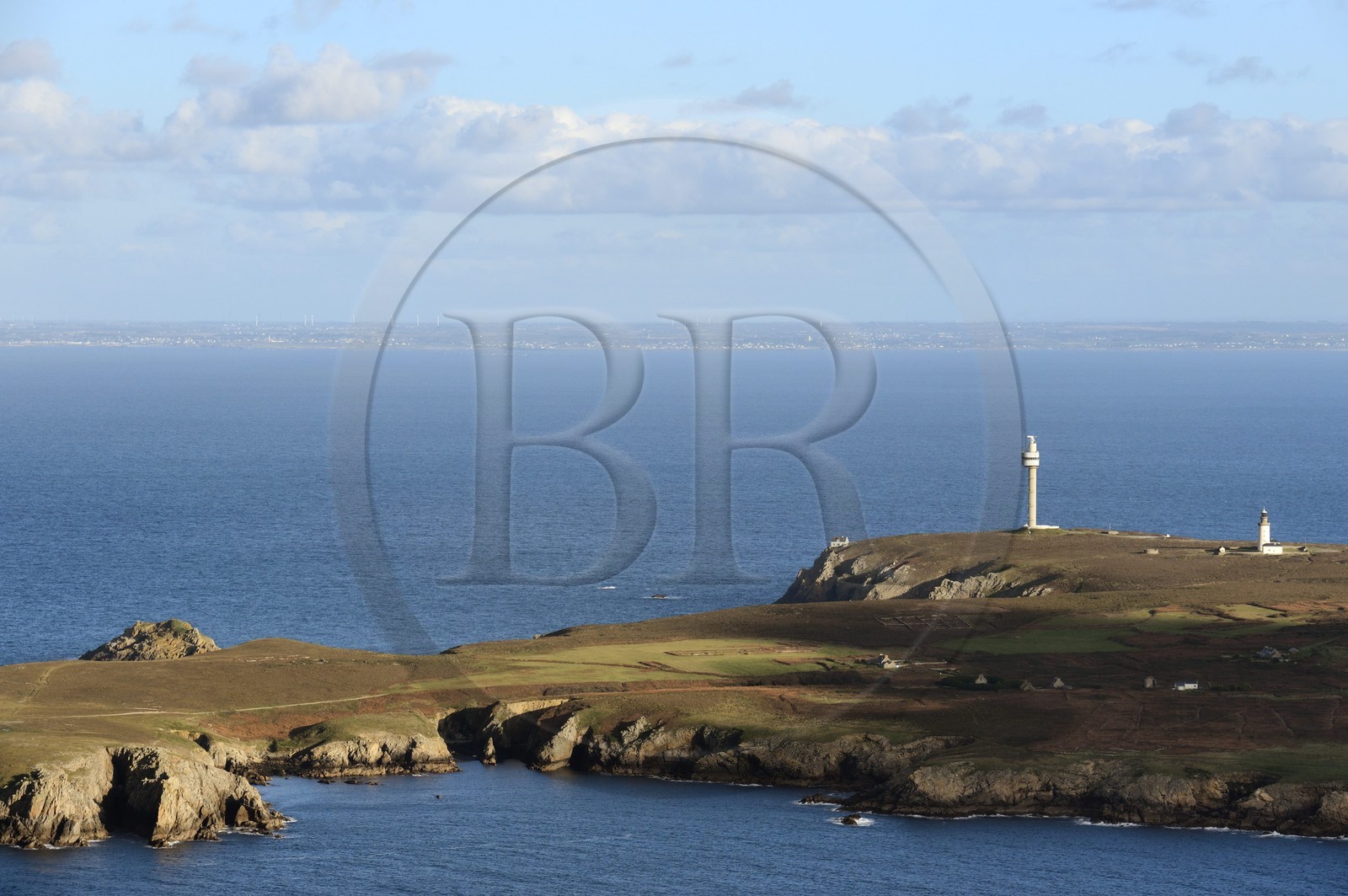 France, Finistère (29), parc naturel régional d'Armorique, mer d'Iroise, Ile d'Ouessant, réserve de Biosphère (UNESCO), la tour radar du Stiff qui surveille le rail de circulation maritime passant au large d'Ouessant (vue aérienne)
