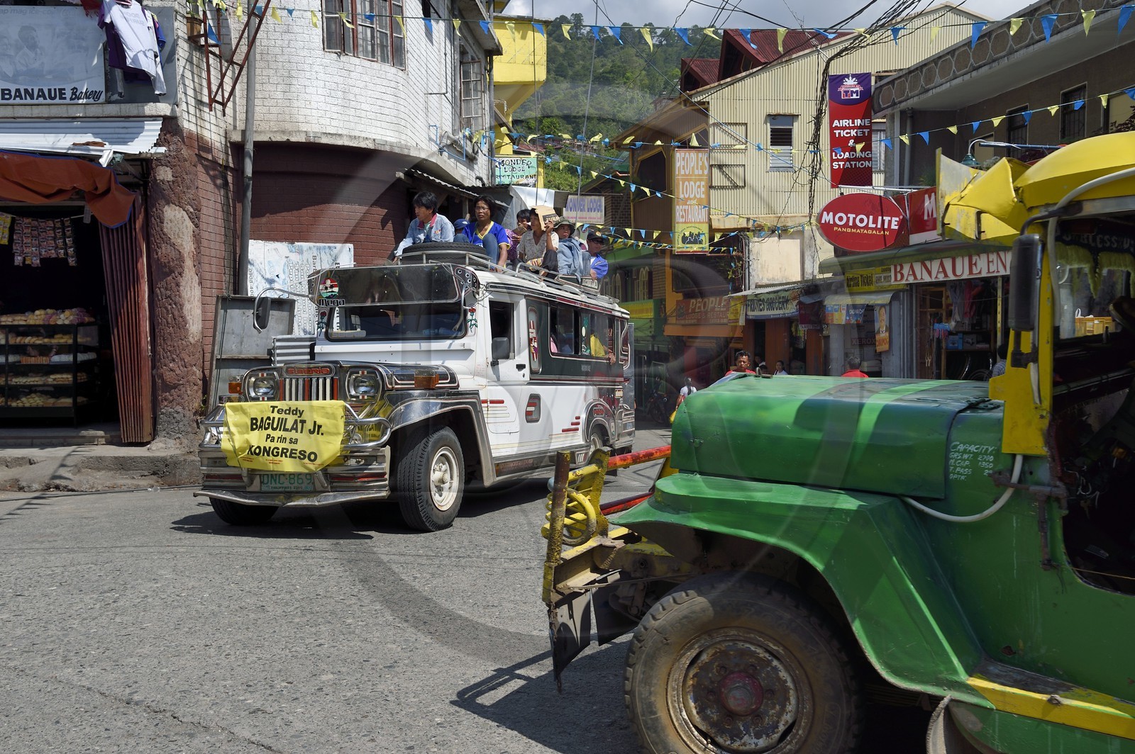 Philippines, province d'Ifugao, ville de Banaue, jeepney (jeep allongée pour le transport de passagers) sur la place principale, passagers sur le toit