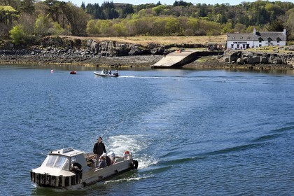 Royaume-Uni, Ecosse, Highland, Hébrides intérieures, Ile d'Ulva proche de la cote ouest de l'Ile de Mull, bateau de liaison avec l'ile