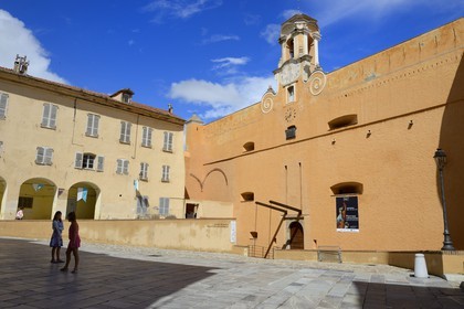 France, Haute-Corse (2B), Bastia, la Citadelle quartier de Terra-Nova, l'ancien palais des gouverneurs génois qui héberge le Musée d'Histoire de Bastia, entrée principale par l'ancien pont-levis sur la place du Donjon