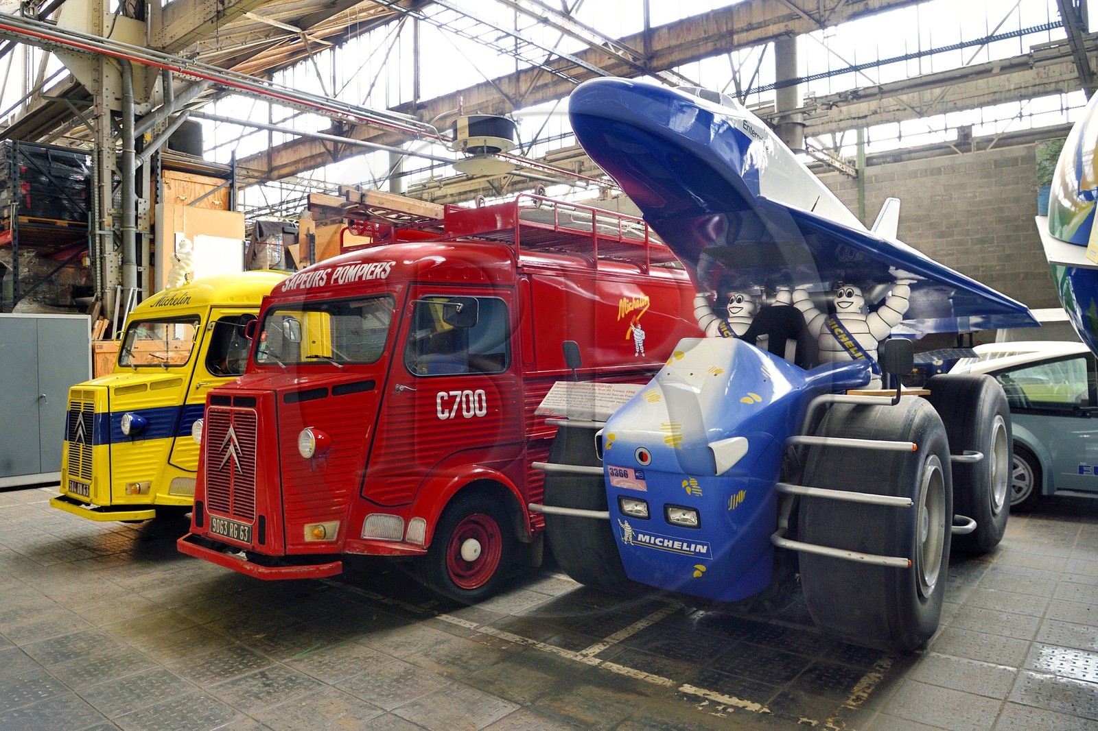 France, Puy-de-Dôme (63), Clermont-Ferrand, réserves du patrimoine historique dans l'usine Michelin de Cataroux, camionnette citroen type H et vehicules publicitaires du Tour de France
