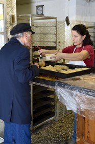 Grèce, Les Cyclades, mer Égée, île de Mykonos, Chora (Mykonos town), une des plus anciennes boulangeries de la vieille ville