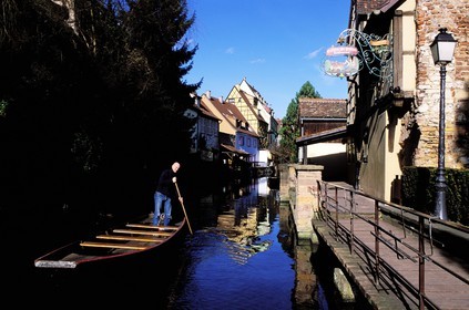 France, Haut-Rhin (68), Colmar, découverte en barque de la petite Venise