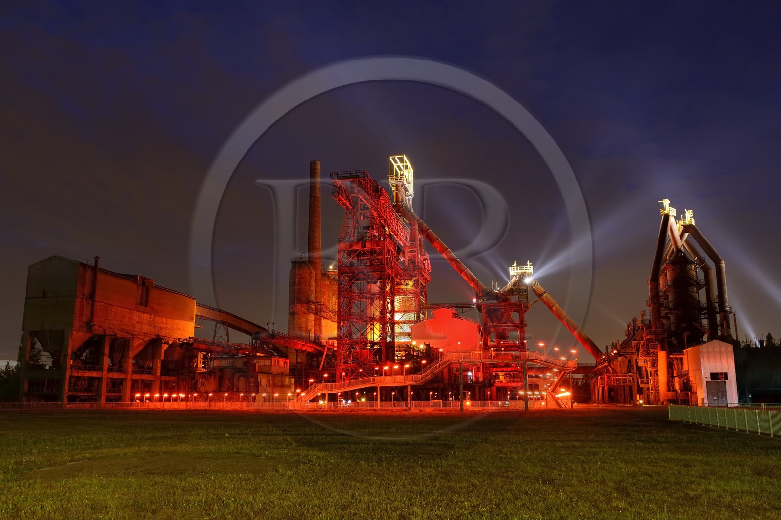 France, Moselle (57), Vallée de la Fensch, usine sidérurgique d'Uckange, Parc du Haut-fourneau U4, mise en lumière Tous Les Soleils par l'artiste plasticien (C) Claude Lévêque