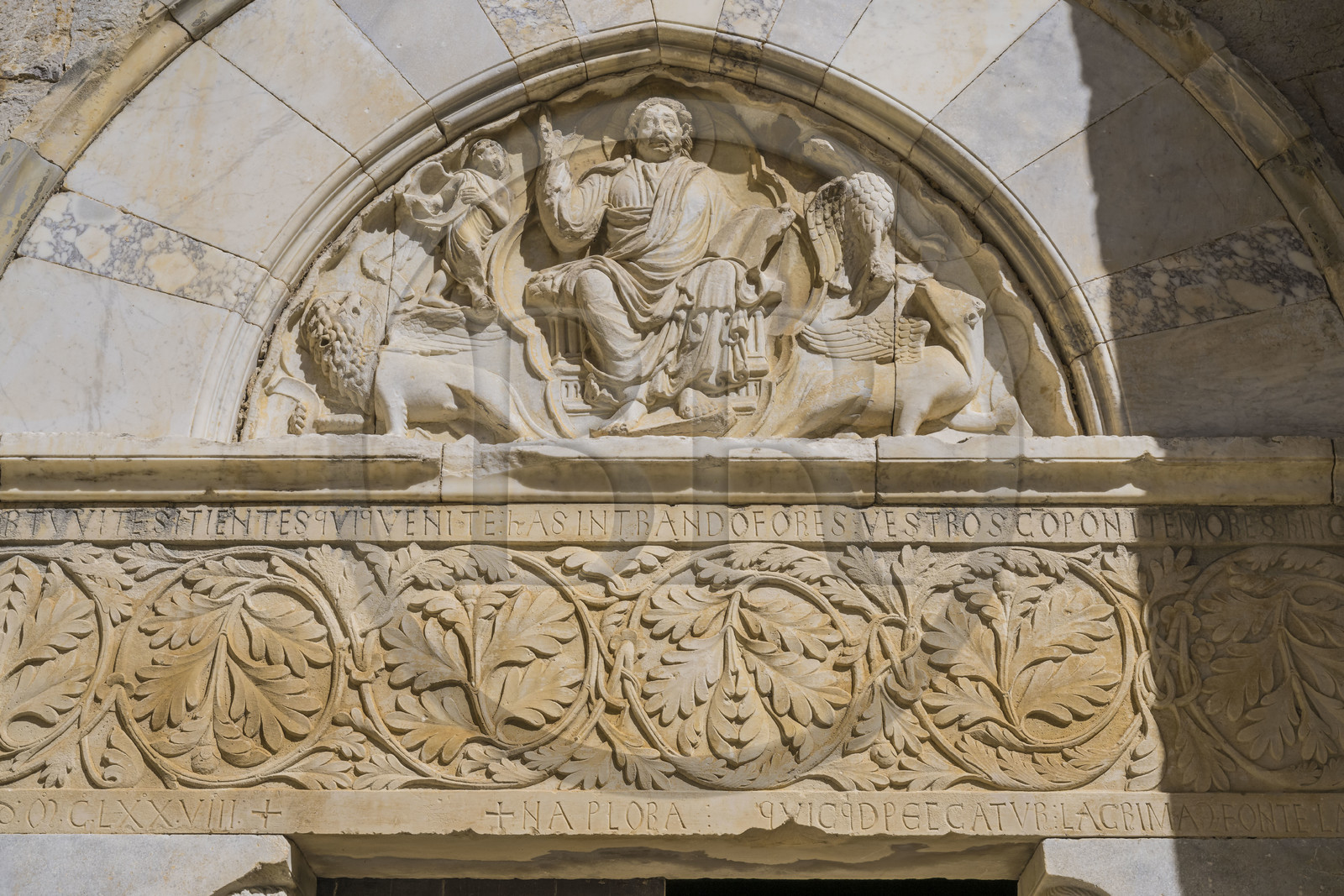 France, Hérault (34), Villeneuve-lès-Maguelone (Palavas-Les-Flots), cathédrale Saint-Pierre-et-Saint-Paul de Maguelone des XIIème et XIIIème siècles, le portail de la façade occidentale, le Christ est représenté en majesté sur le thympan, le linteau sculpté d'un rinceau d'acanthe au dessin raffiné