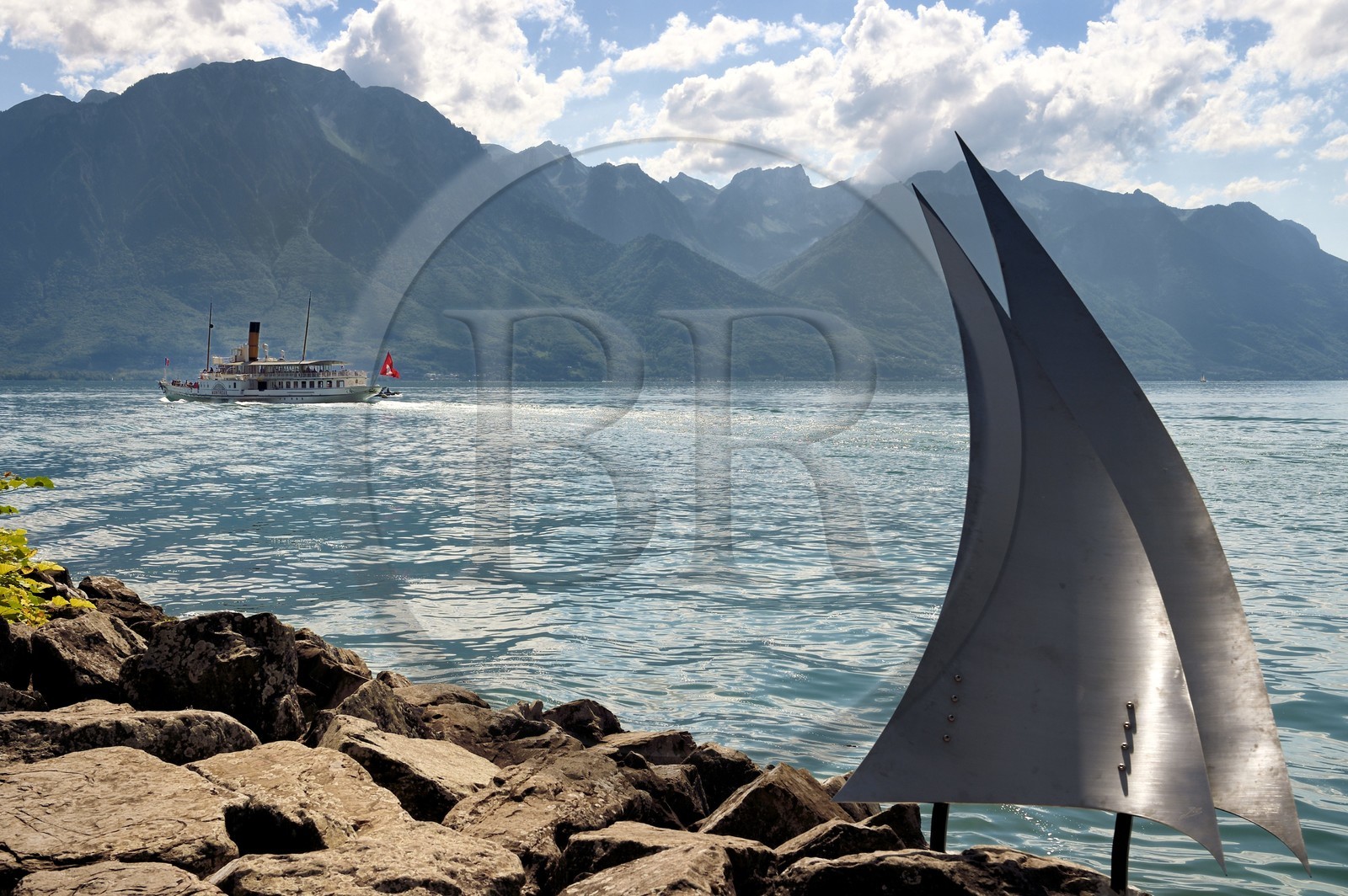 Suisse, Canton de Vaud, Montreux, sculpture d'Art Contemporain sur les berges du Lac Léman, le bateau à vapeur à roues à aubes Montreux (1904) de la Compagnie générale de navigation sur le lac Léman (CGN)