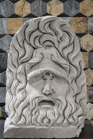 France, Vaucluse (84), Orange, le musée municipal d'art et d'histoire, masque acrotère de cyclope (Ier siècle av. J.-C.) trouvé dans les fouilles de Fourches-Vieilles, mausolée carré à Orange