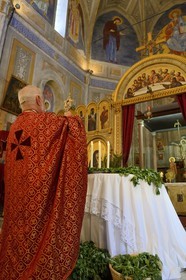 France, Corse-du-Sud (2A), Cargèse, église Saint Spyridon grecque catholique de rite oriental, messe de la fête du basilic (exaltation de la Sainte-Croix) par l’archimandrite Athanase