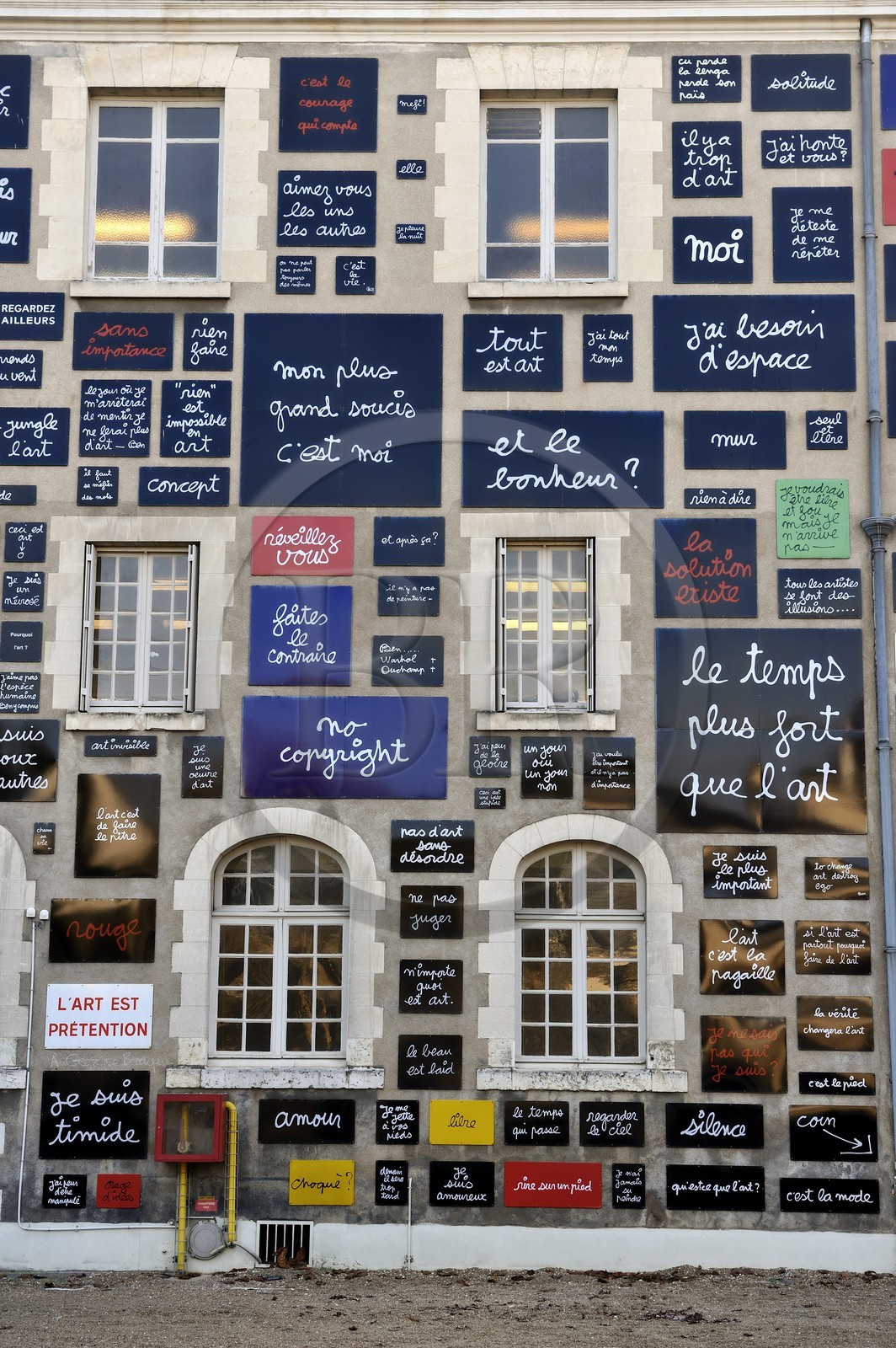 France, Loir et Cher (41), Blois, musée de l'Objet, façade réalisée par Ben
