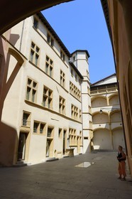 France, Rhône (69), Lyon, site historique classé Patrimoine Mondial de l'UNESCO, quartier de Saint-Paul dans le Vieux Lyon, l'Hôtel de Gadagne Renaissance abritant les musées Gadagne, Grande Cour