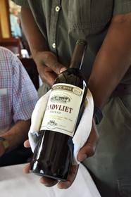 Namibie, région de Erongo, le train Shongololo express, presentation d'un vin Shiraz sud-africain dans la voiture-restaurant