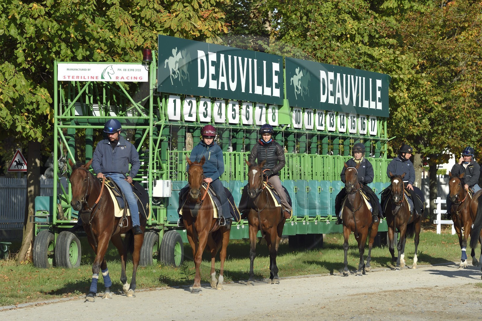 France, Calvados (14), Pays d'Auge, Deauville, Hippodrome de Deauville-La Touques, cavaliers devant les stalles de départ
