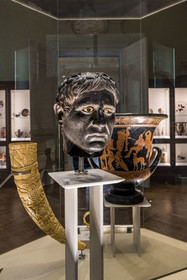 France, Paris (75), Bibliothèque Nationale de France (National Library of France), Richelieu site, the Luynes Hall, male portrait, Abruzzo (Italy), between 340 and 200 BC, this head belonged to an honorary statue of a Samnium nobleman