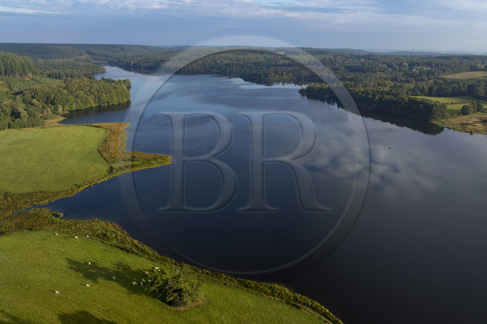 France, Nièvre (58), Parc naturel régional du Morvan, lac de Saint-Agnan (vue aérienne)