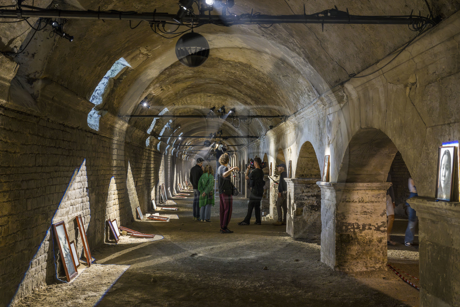 France, Bouches-du-Rhône (13), Arles, galeries des cryptoportiques, fondations du Forum romain (Ier siècle av. J-C), classés Patrimoine Mondial de l'UNESCO, préparation de l'exposition et interview de Sophie Calle