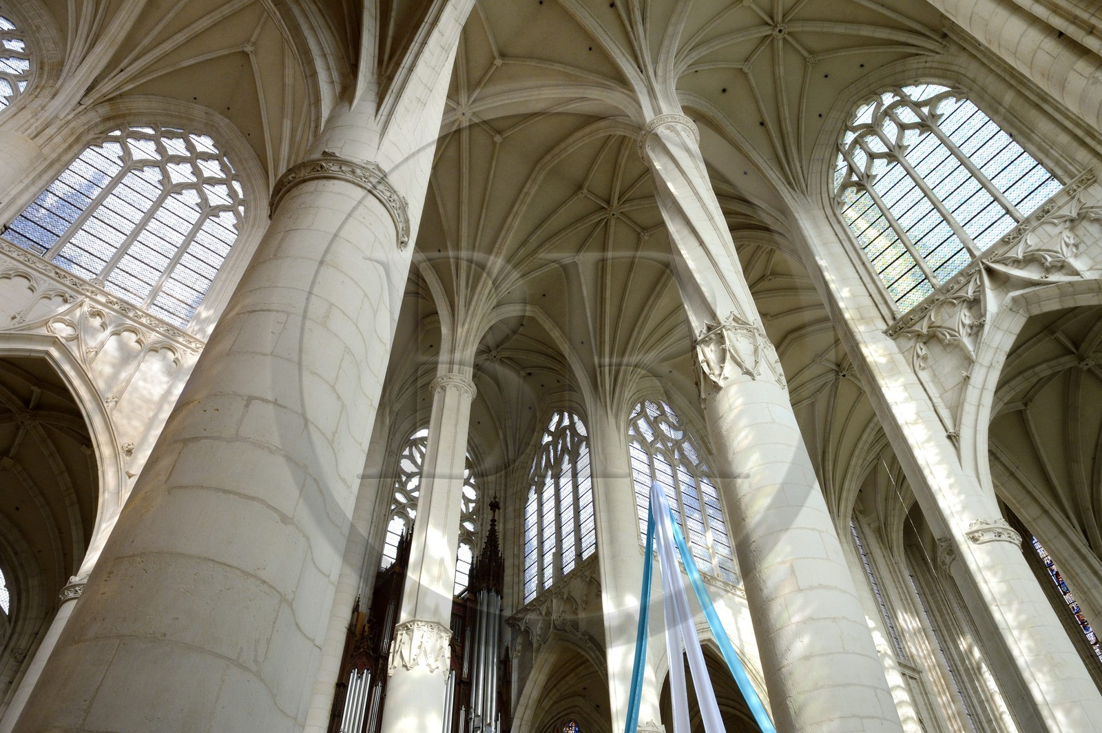 France, Meurthe-et-Moselle, Saint-Nicolas-de-Port basilica, torso spline masking a plumb on one of the columns