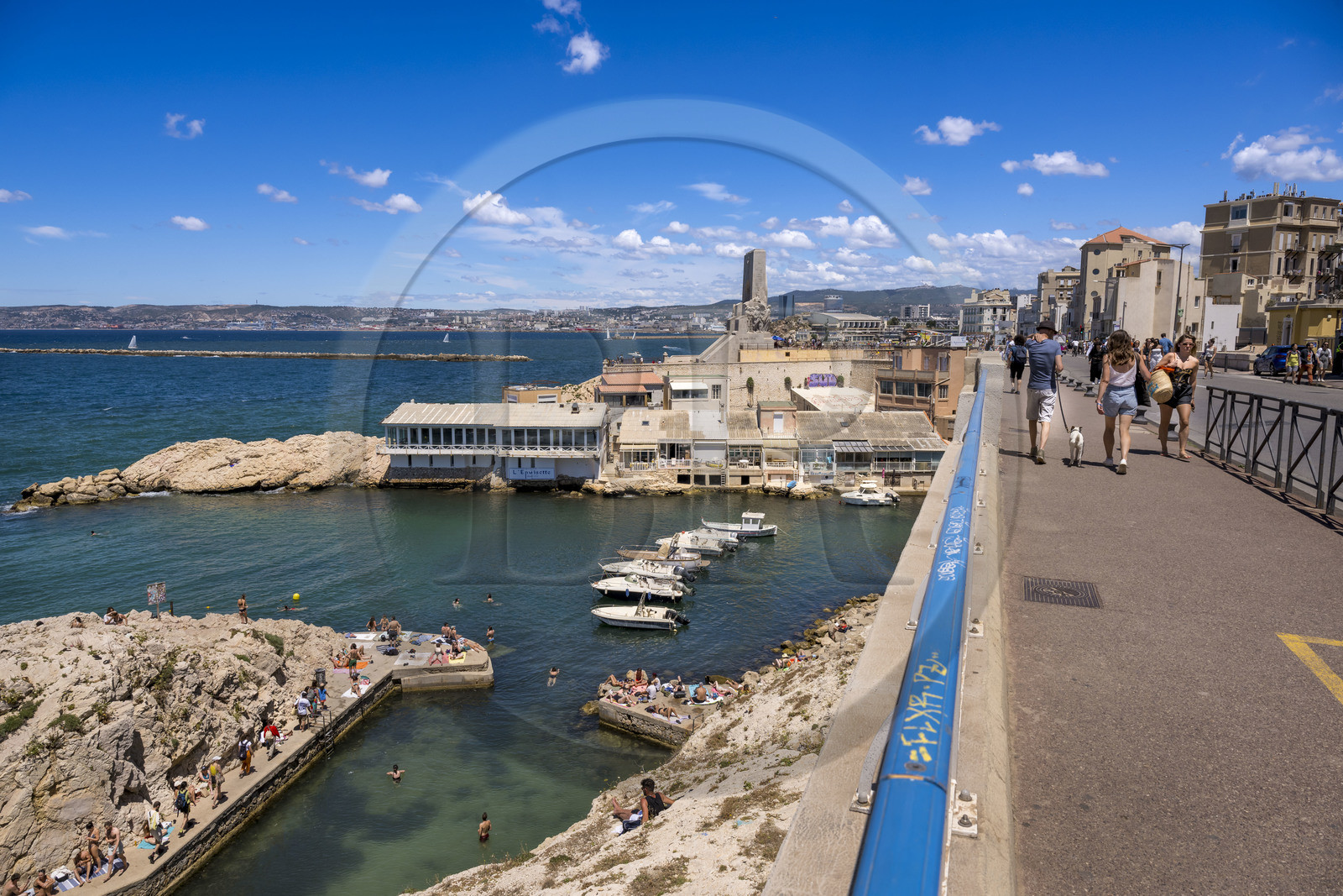 France, Bouches-du-Rhône (13), Marseille, quartier d'Endoume, piscine maritime du Vallon des Auffes et la Corniche du Président John Fitzgerald Kennedy piétonne un dimanche par mois France, Bouches-du-Rhône (13), Marseille, quartier d'Endoume, piscine maritime du Vallon des Auffes et la Corniche du Président John Fitzgerald Kennedy piétonne un dimanche par mois