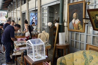 Portugal, Lisbonne, quartier de l'Alfama, campo de Santa Clara, le marché aux puces la Feira da Ladra (foire de la voleuse)