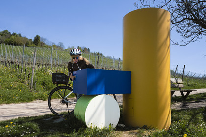 Allemagne, Bade-Wurtemberg, Weil am Rhein près de Bâle, le Rehberger-Weg de l'artiste Tobias Rehberger long de cinq kilomètres environ relie deux pays, deux communes et deux musées entre la Fondation Beyeler et le Vitra Campus, la fontaine