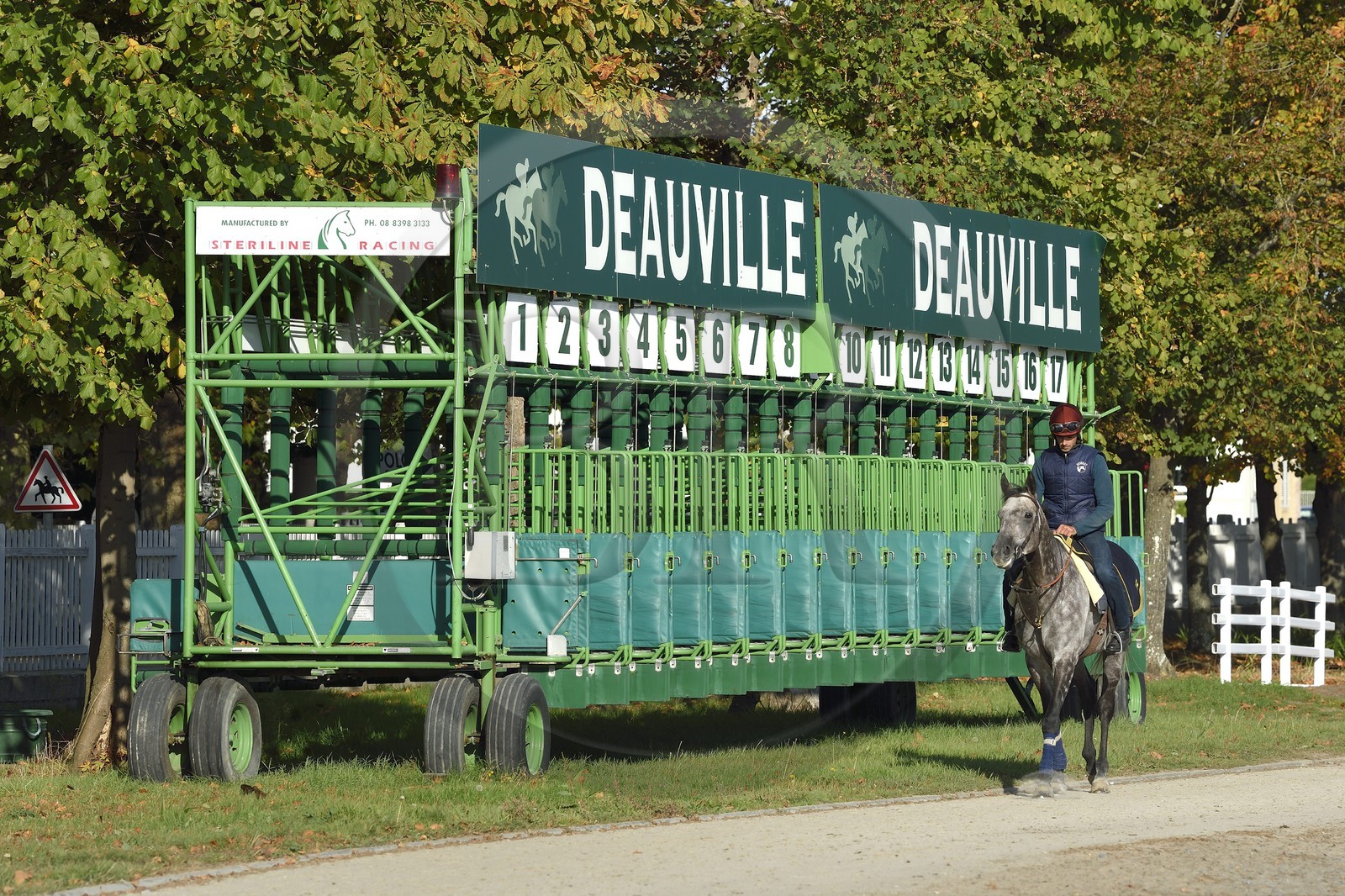 France, Calvados (14), Pays d'Auge, Deauville, Hippodrome de Deauville-La Touques, cavalier devant les stalles de départ