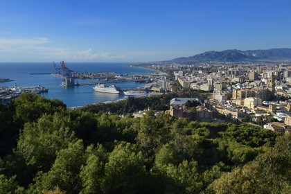Espagne, Andalousie, Malaga,  vue générale sur le port, la Alcazaba et la cathédrale depuis le Castillo de Gibralfaro