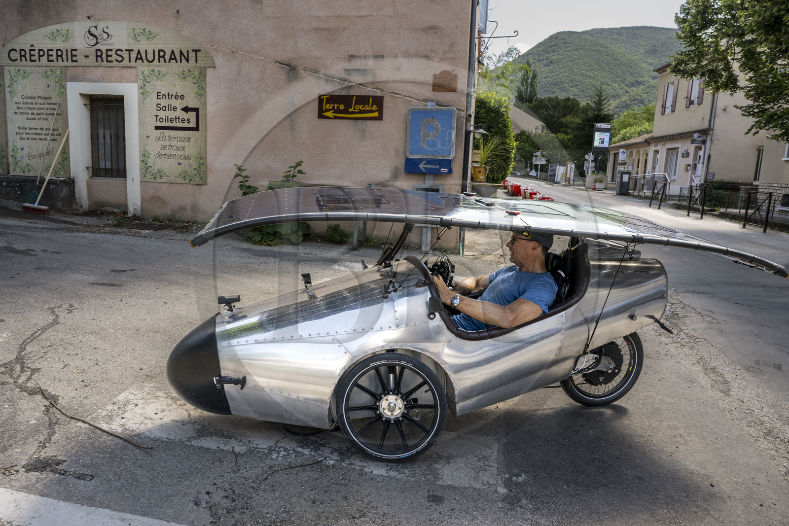 France, Drôme (26), parc naturel régional des Baronnies provençales, Montbrun-les-Bains, labellisé Les Plus Beaux Villages de France, vélo solaire 3 roues