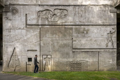 France, Loire-Atlantique (44), banlieue de Nantes, Rezé, la Maison Radieuse par l'architecte Le Corbusier, l'appartement en coupe avec la présence du Modulor, de la nature et des différents éléments d'architecture de l'Unité d’Habitation