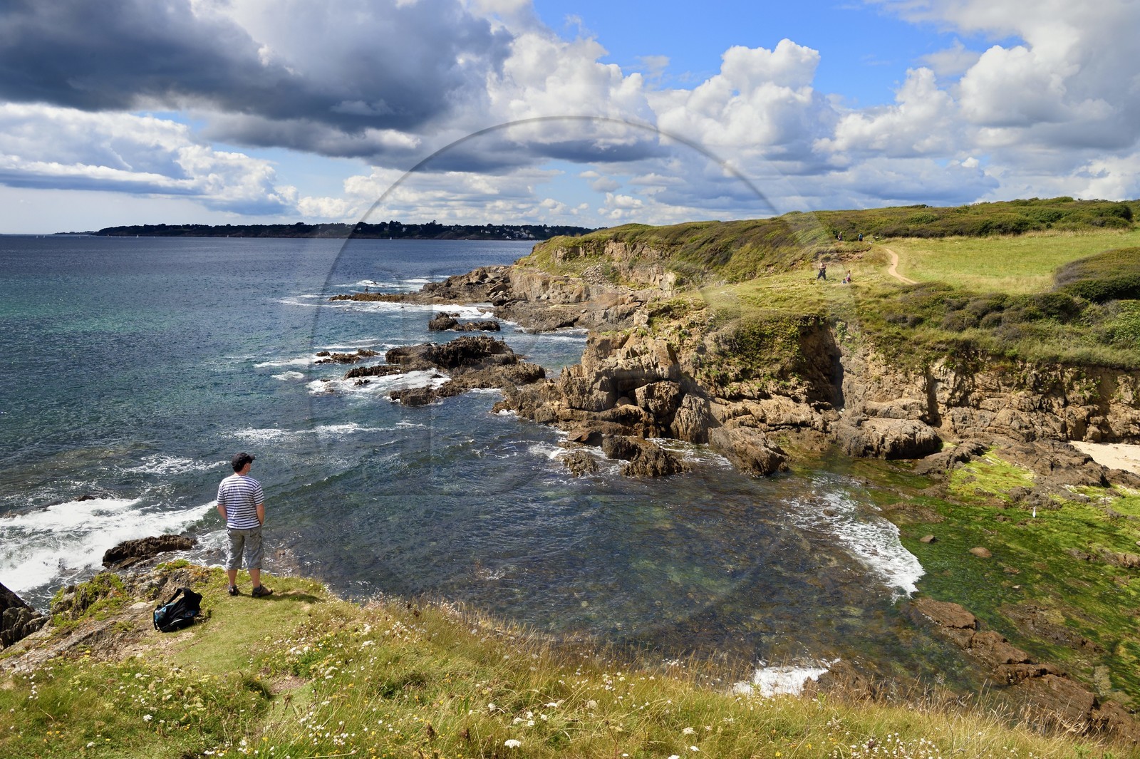 France, Finistère (29), Moelan-sur-Mer, le littoral entre Kerfany les Pins et la plage de Trenez sur le chemin de Grande Randonnée GR 34 ou sentier des douaniers