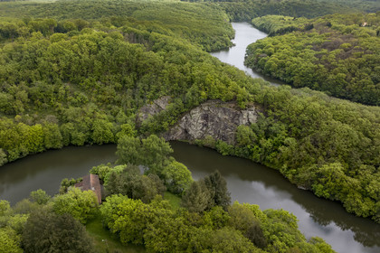 France, Vendée (85), Mervent, les boucles de la rivière La Mère dans la forêt de Mervent (vue aérienne)