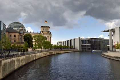 Allemagne, Berlin, le Reichstag avec le dome en verre du Bundestag (parlement allemand depuis 1999) de l'architecte Sir Norman Foster à gauche, batiments du nouveau complexe parlementaire le Paul-Lobe Haus et le Marie Elisabeth-Luders Haus à droite par l'architecte Stephan Braunfels sur les berges de la rivière Spree