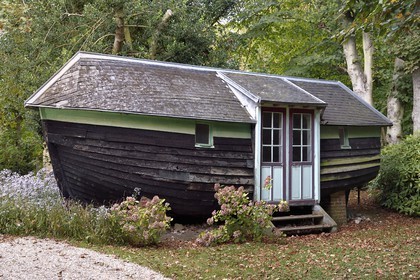 France, Seine-Maritime (76), Pays de Caux, Côte d'Albâtre, Etretat, la maison de Guy de Maupassant appelée La Guillette, caloge qui servait de logement pour son valet François Tassart, c'est une cabane aménagée à partir d'un ancien bateau de pecheur devenu impropre à la navigation