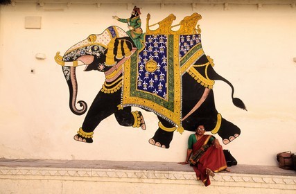 Inde, état du Rajasthan, Udaipur, Le City Palace, la première cour avec ses grandes fresques