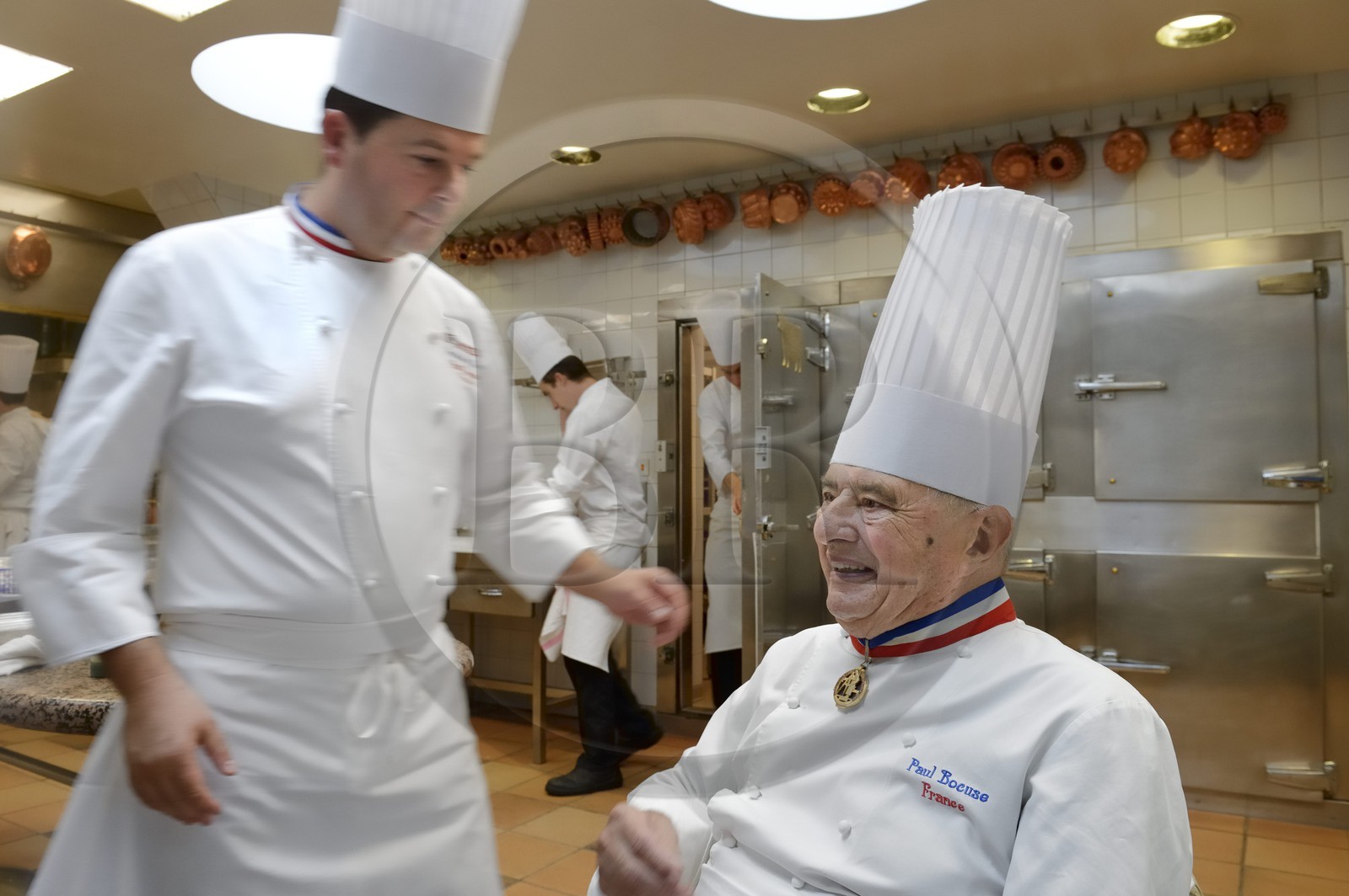France, Rhône (69), Collonges-au-Mont-d'Or, Restaurant L'Auberge du Pont de Collonges de Paul Bocuse, trois étoiles au Guide Michelin depuis 1965, le grand chef cuisinier Meilleur ouvrier de France Paul Bocuse avec le chef executif Christophe Muller MOF 2000