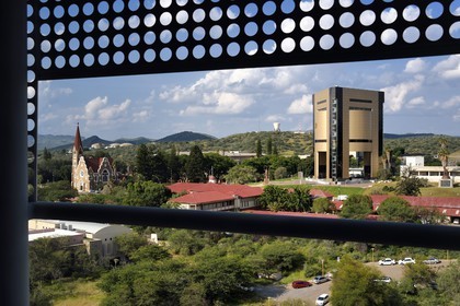 Namibie, région de Khomas, Windhoek, Christ Church (or Christuskirche), église luthérienne dessinée par l'architecte Gottlieb Redecker et le Independence Memorial Museum construit par la Corée du Nord