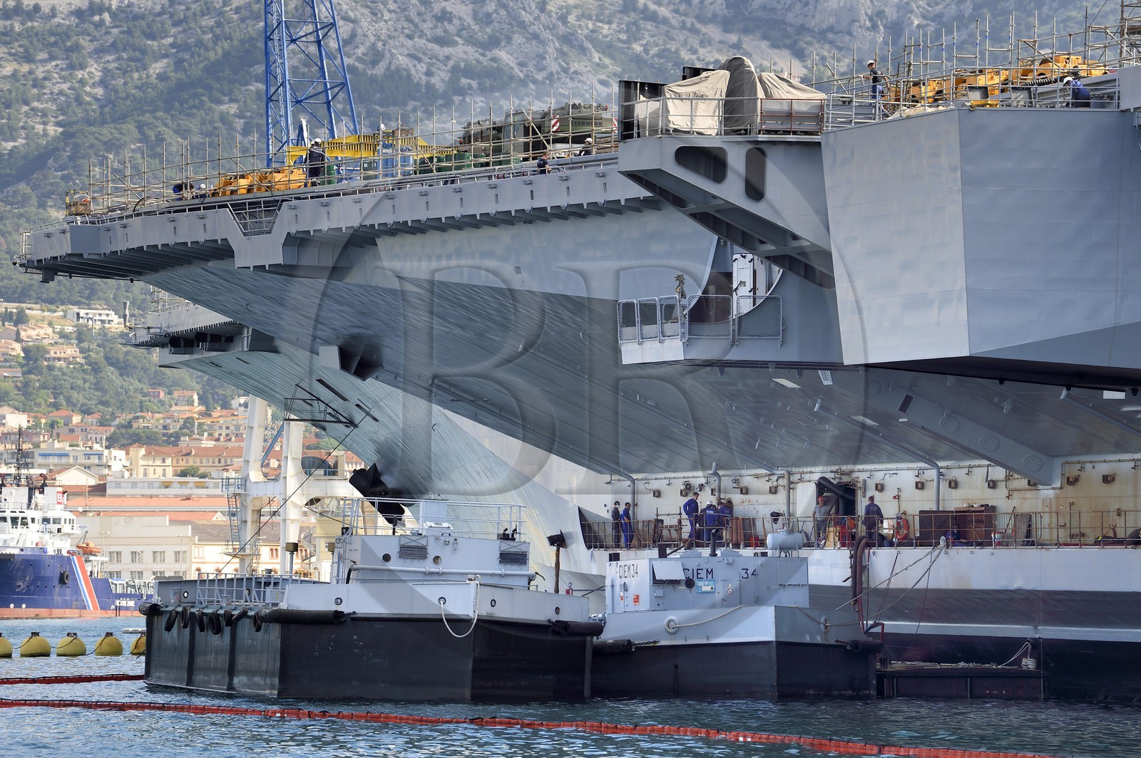 France, Var (83), Toulon, la base navale (Arsenal), le porte-avions à propulsion nucléaire Charles de Gaulle en rénovation de mi-vie France, Var (83), Toulon, la base navale (Arsenal), le porte-avions à propulsion nucléaire Charles de Gaulle en rénovation de mi-vie