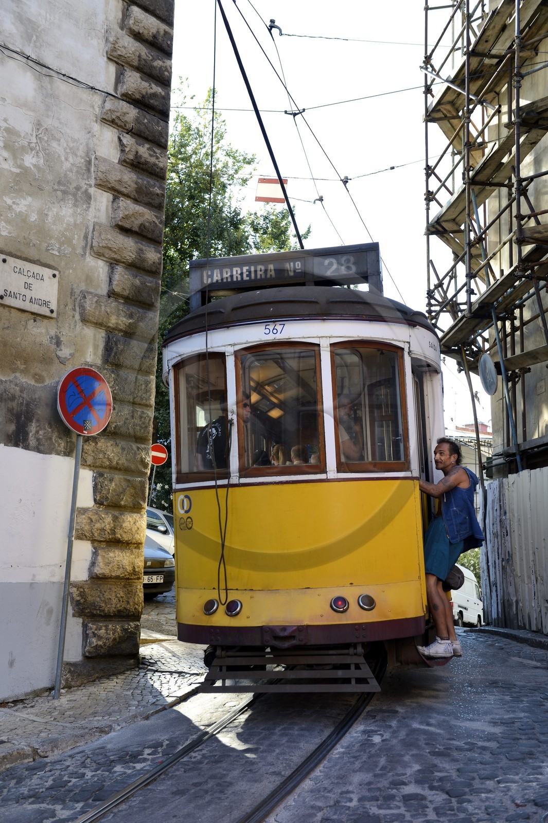 Portugal, Lisbonne, quartier de l'Alfama, tramway (electricos) dans la calçada Santo André