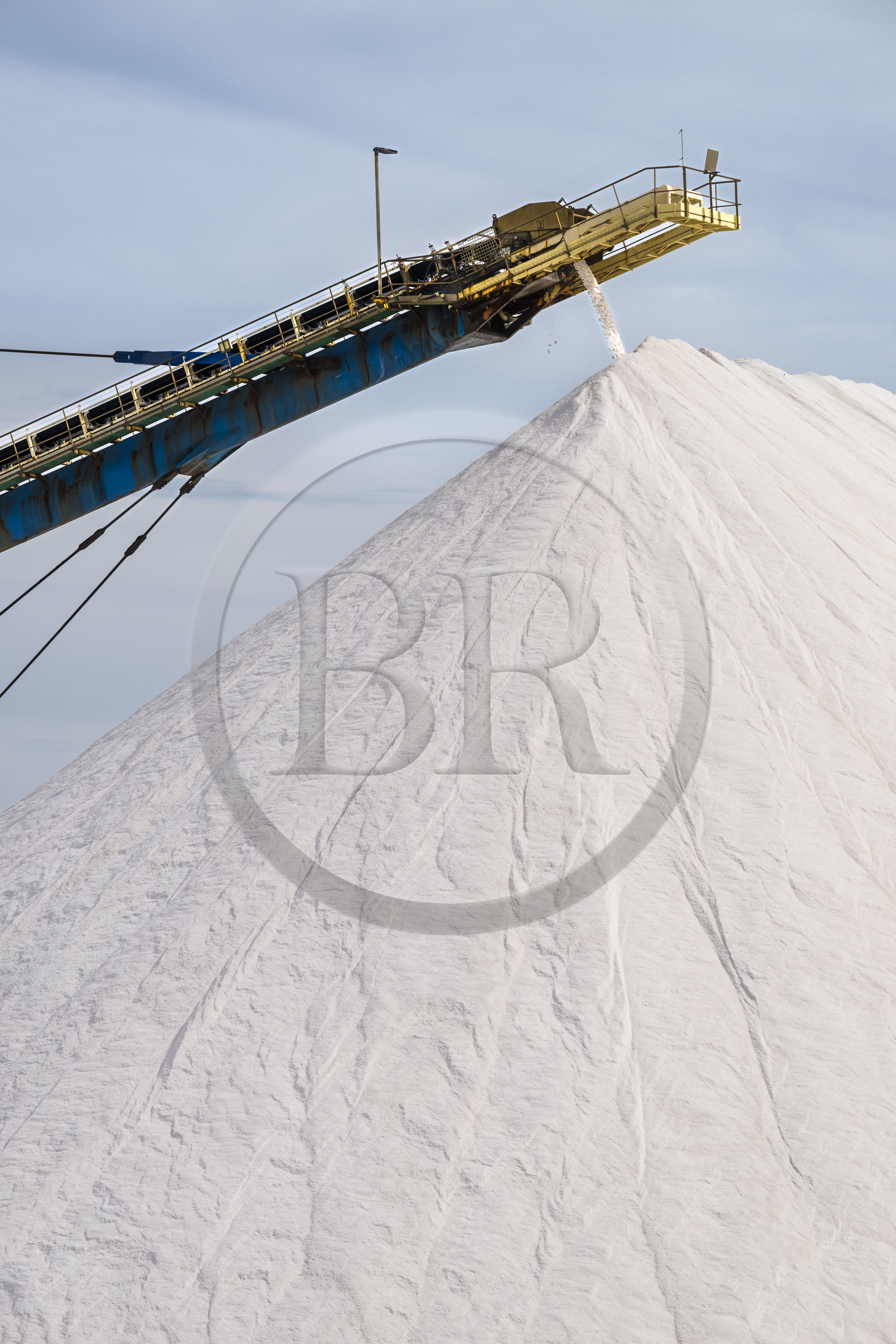 France, Gard (30), Aigues-Mortes, le salin d'Aigues-Mortes (Salins du Midi), montagne de sel stocké