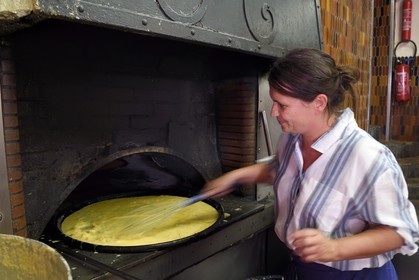 France, Alpes-Maritimes (06), Nice, quartier du Vieux-Nice, Restaurant René Socca, institution de la vieille ville proposant de la socca, fine galette de la région, la gérante Veronique Pentolini