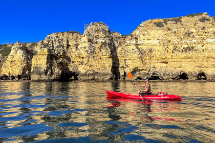 Portugal, Algarve, Lagos, randonnée en kayak au pied des falaises escarpées de la Ponta da Piedade