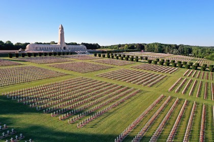 France, Meuse (55), Douaumont, bataille de Verdun, ossuaire de Douaumont, tombes de soldats align