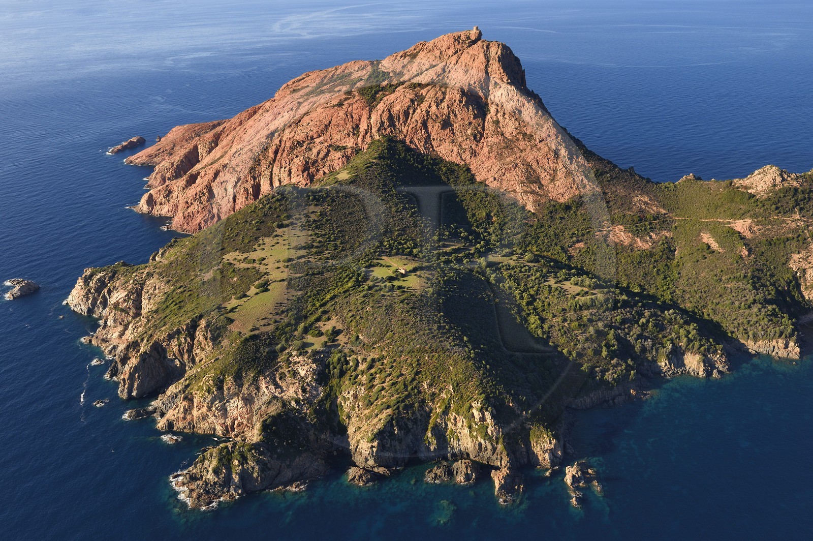 France, Corse-du-Sud (2A), Golfe de Porto, classé Patrimoine Mondial de l'UNESCO, le Capo Rosso et la Tour Génoise de Turghiu (Turghio) en arrière plan (vue aérienne)
