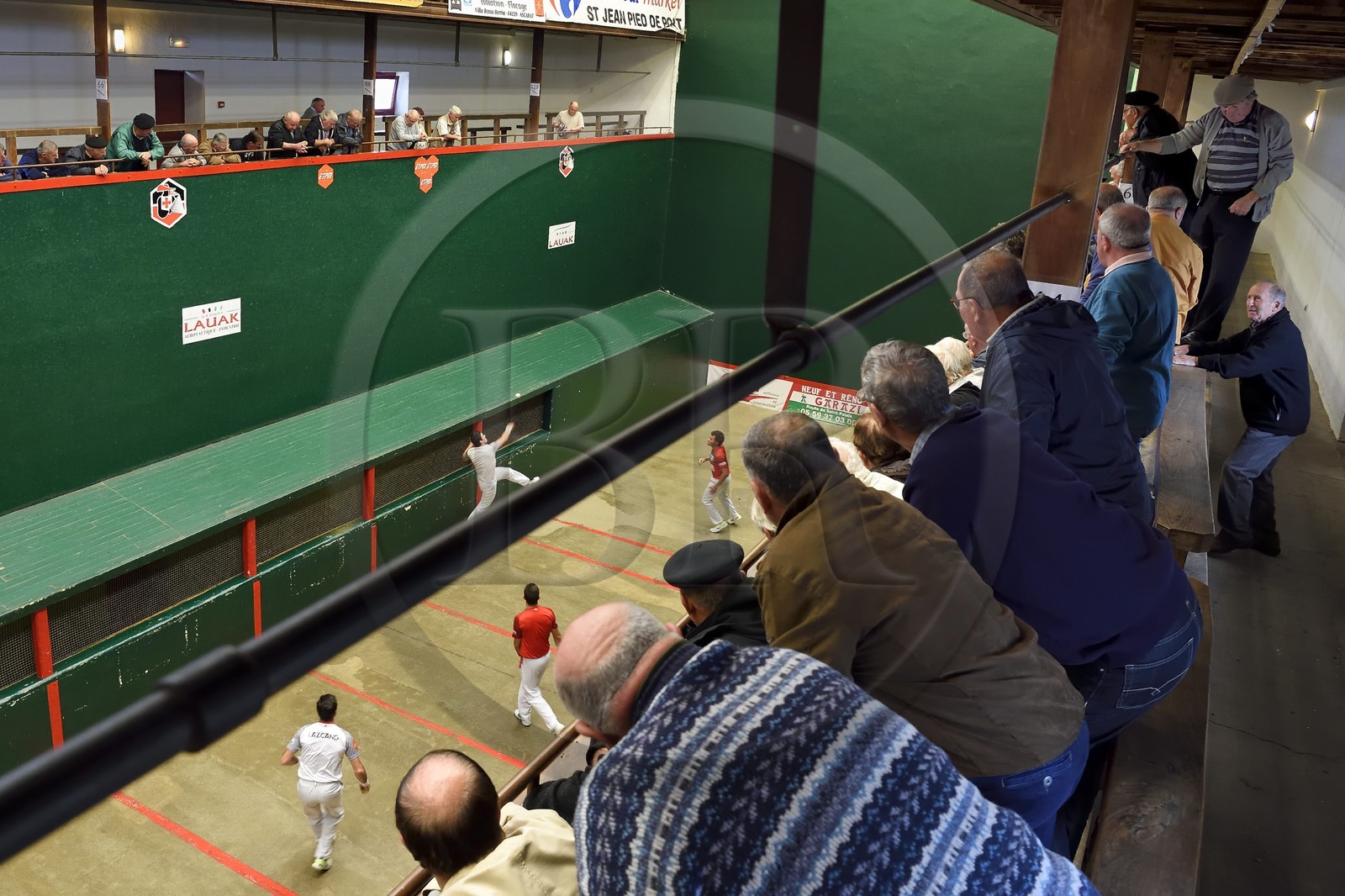 France, Pyrénées-Atlantiques (64), Pays-Basque, Saint-Jean-Pied-de-Port, trinquet Garat, traditionnelle partie de Pelote basque à main nue pour la coupe des Chasseurs
