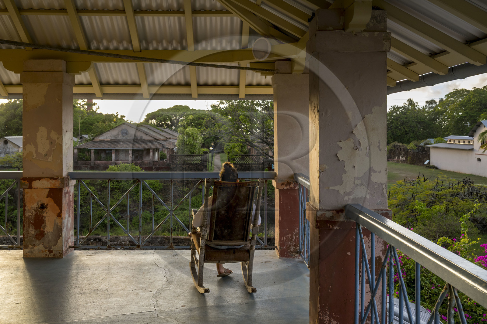France, Guyane, Kourou, Iles du Salut, Ile Royale, vue sur le quartier des surveillants depuis la terrasse de l'Auberge des Iles